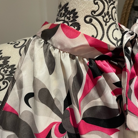 Silky halter top with sash around the neck area. - Picture 5 of 8